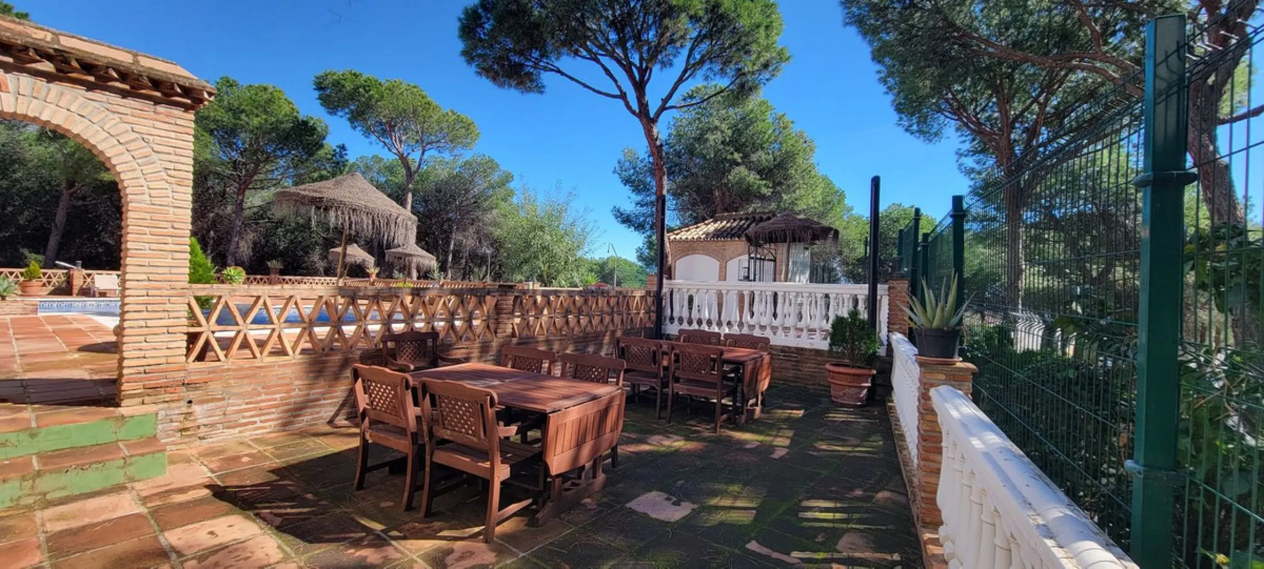 This wonderful and beautifully renovated 2 Bed apartment is located in the exclusive Aloha Golf complex, just 5 minutes from the prestigious and popular Puerto Banús.