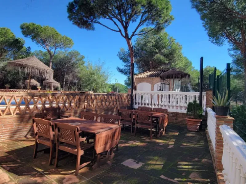 This wonderful and beautifully renovated 2 Bed apartment is located in the exclusive Aloha Golf complex, just 5 minutes from the prestigious and popular Puerto Banús.