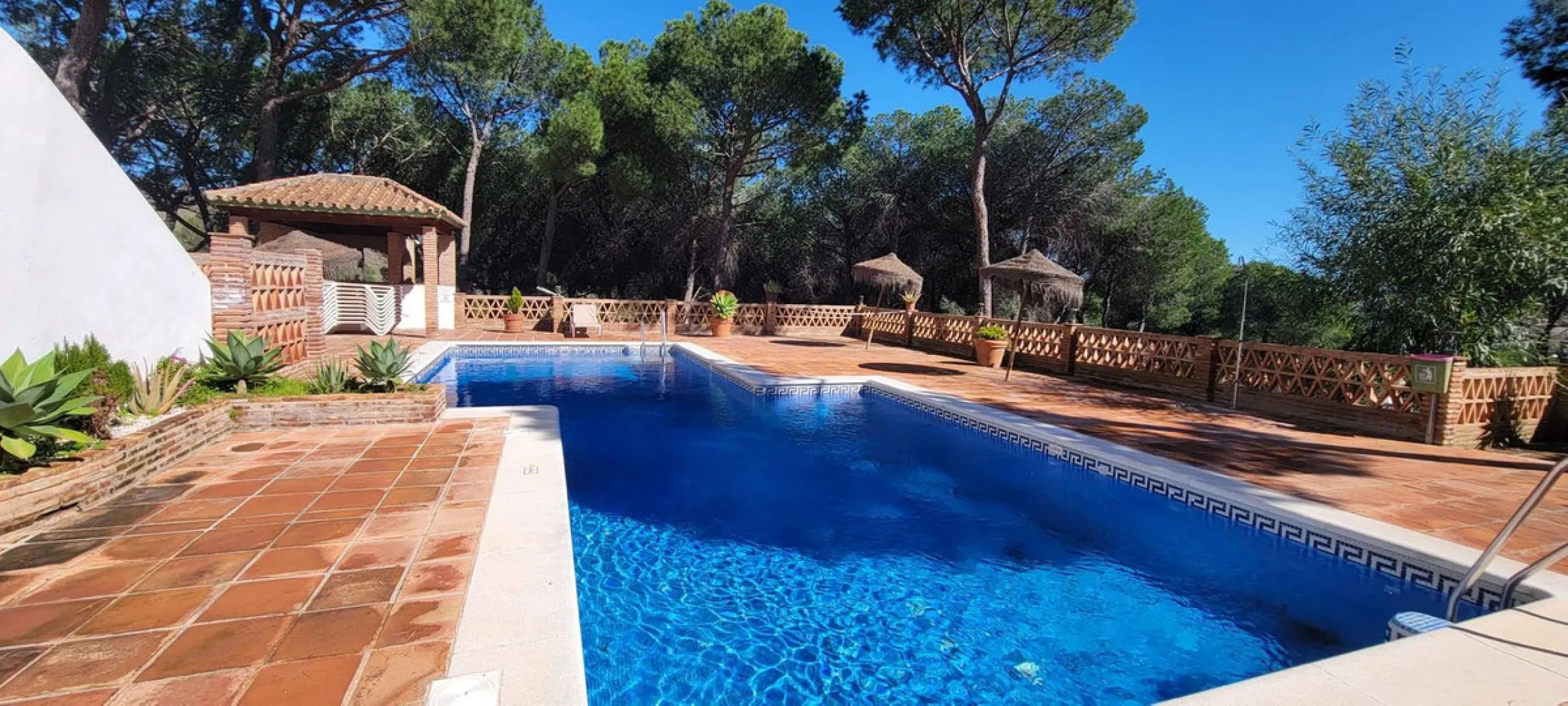 This wonderful and beautifully renovated 2 Bed apartment is located in the exclusive Aloha Golf complex, just 5 minutes from the prestigious and popular Puerto Banús.
