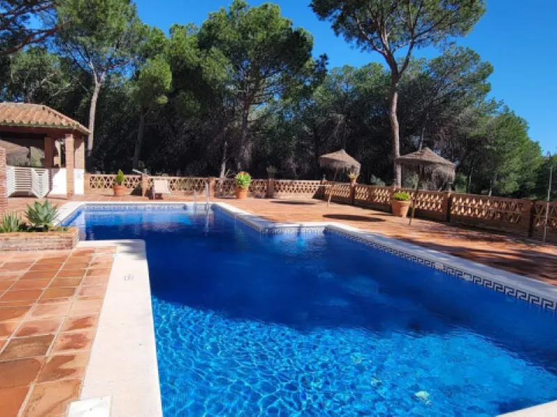 This wonderful and beautifully renovated 2 Bed apartment is located in the exclusive Aloha Golf complex, just 5 minutes from the prestigious and popular Puerto Banús.