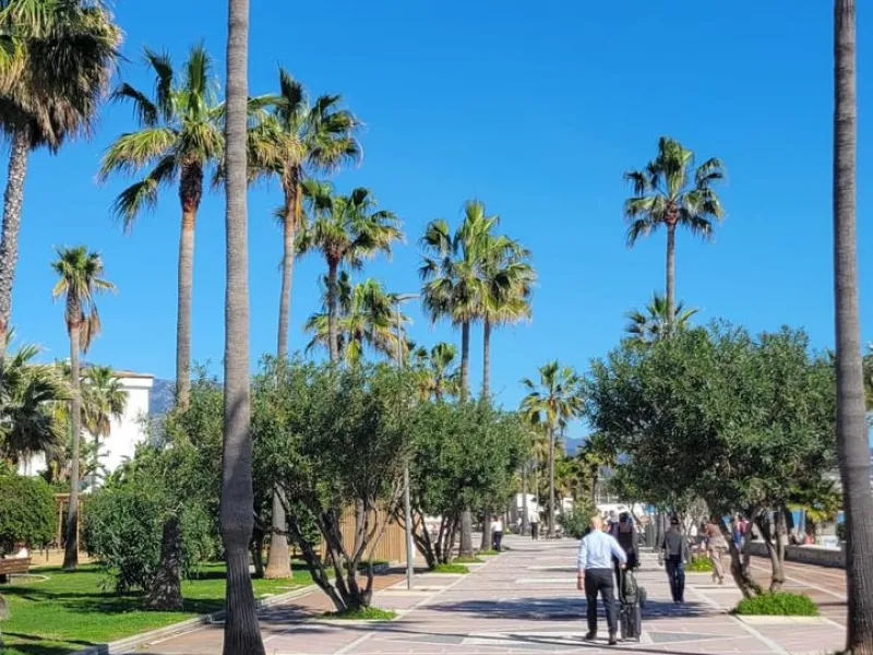 This wonderful and beautifully renovated 2 Bed apartment is located in the exclusive Aloha Golf complex, just 5 minutes from the prestigious and popular Puerto Banús.