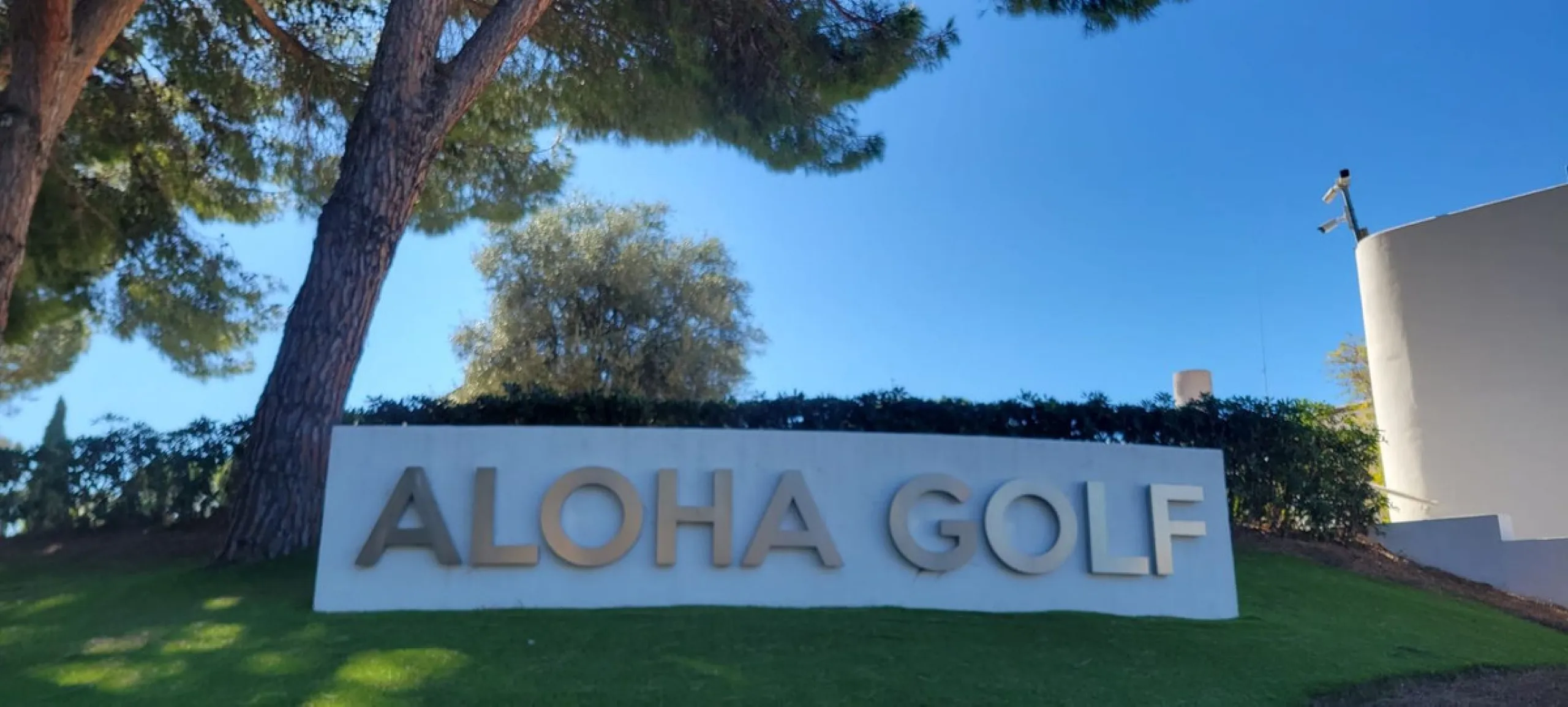 This wonderful and beautifully renovated 2 Bed apartment is located in the exclusive Aloha Golf complex, just 5 minutes from the prestigious and popular Puerto Banús.