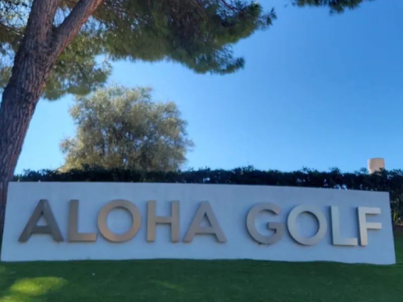 This wonderful and beautifully renovated 2 Bed apartment is located in the exclusive Aloha Golf complex, just 5 minutes from the prestigious and popular Puerto Banús.