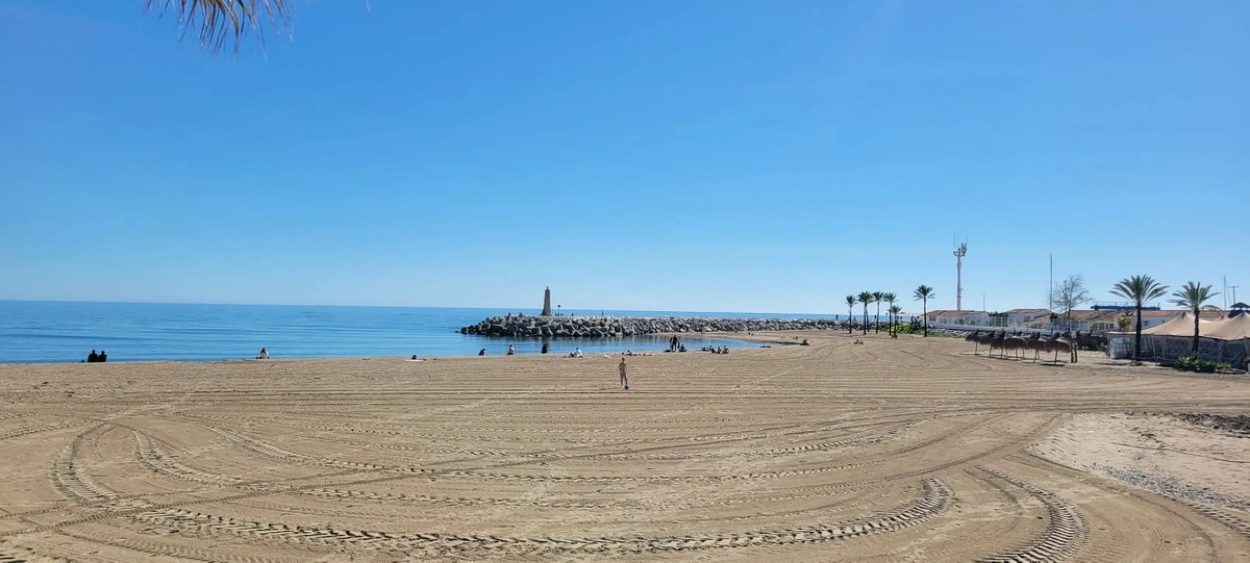 This wonderful and beautifully renovated 2 Bed apartment is located in the exclusive Aloha Golf complex, just 5 minutes from the prestigious and popular Puerto Banús.