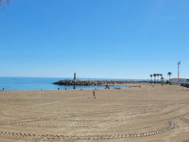 This wonderful and beautifully renovated 2 Bed apartment is located in the exclusive Aloha Golf complex, just 5 minutes from the prestigious and popular Puerto Banús.