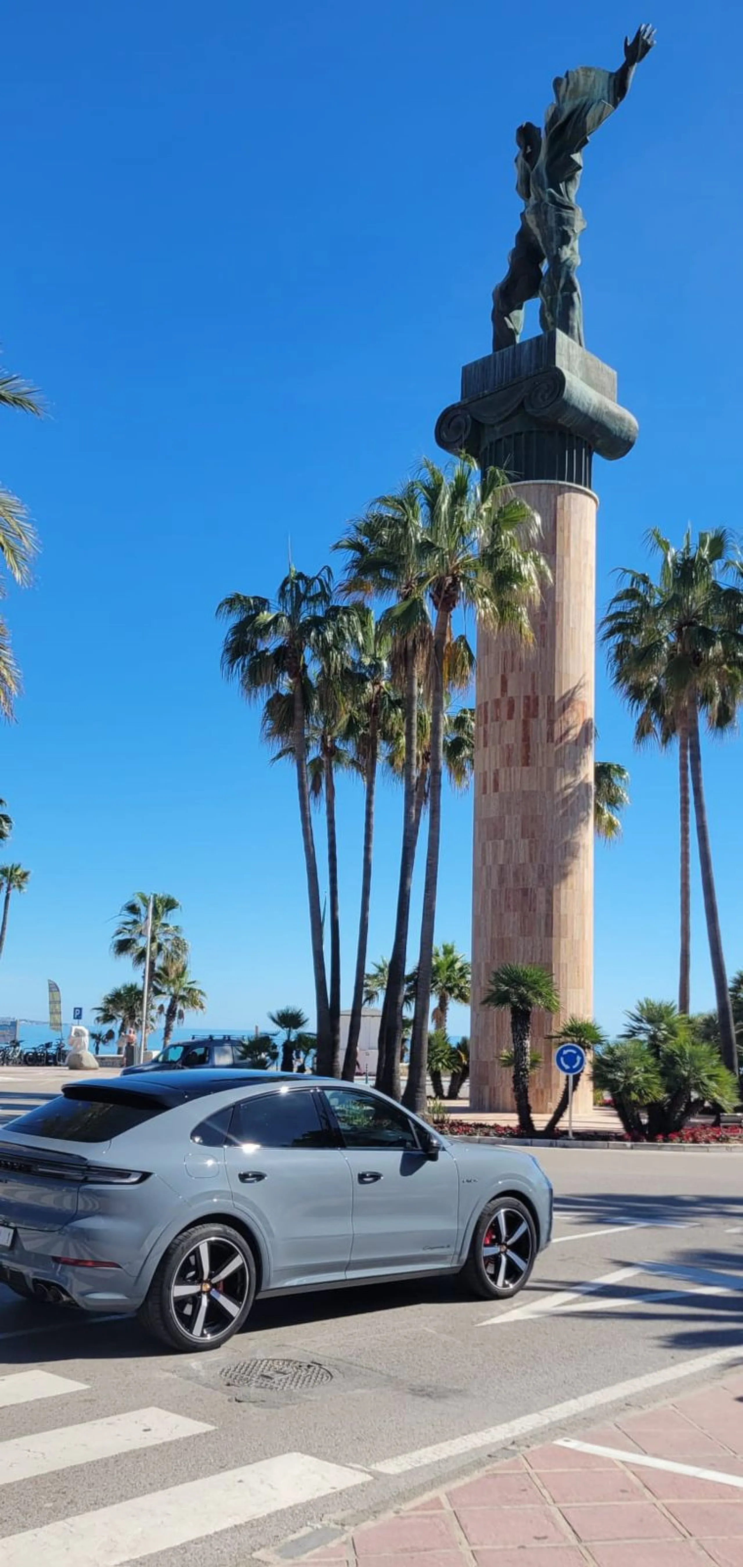 This wonderful and beautifully renovated 2 Bed apartment is located in the exclusive Aloha Golf complex, just 5 minutes from the prestigious and popular Puerto Banús.