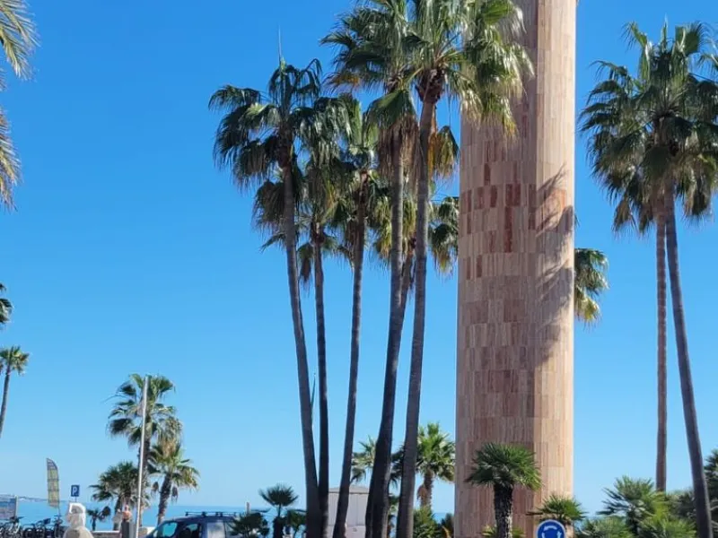 This wonderful and beautifully renovated 2 Bed apartment is located in the exclusive Aloha Golf complex, just 5 minutes from the prestigious and popular Puerto Banús.