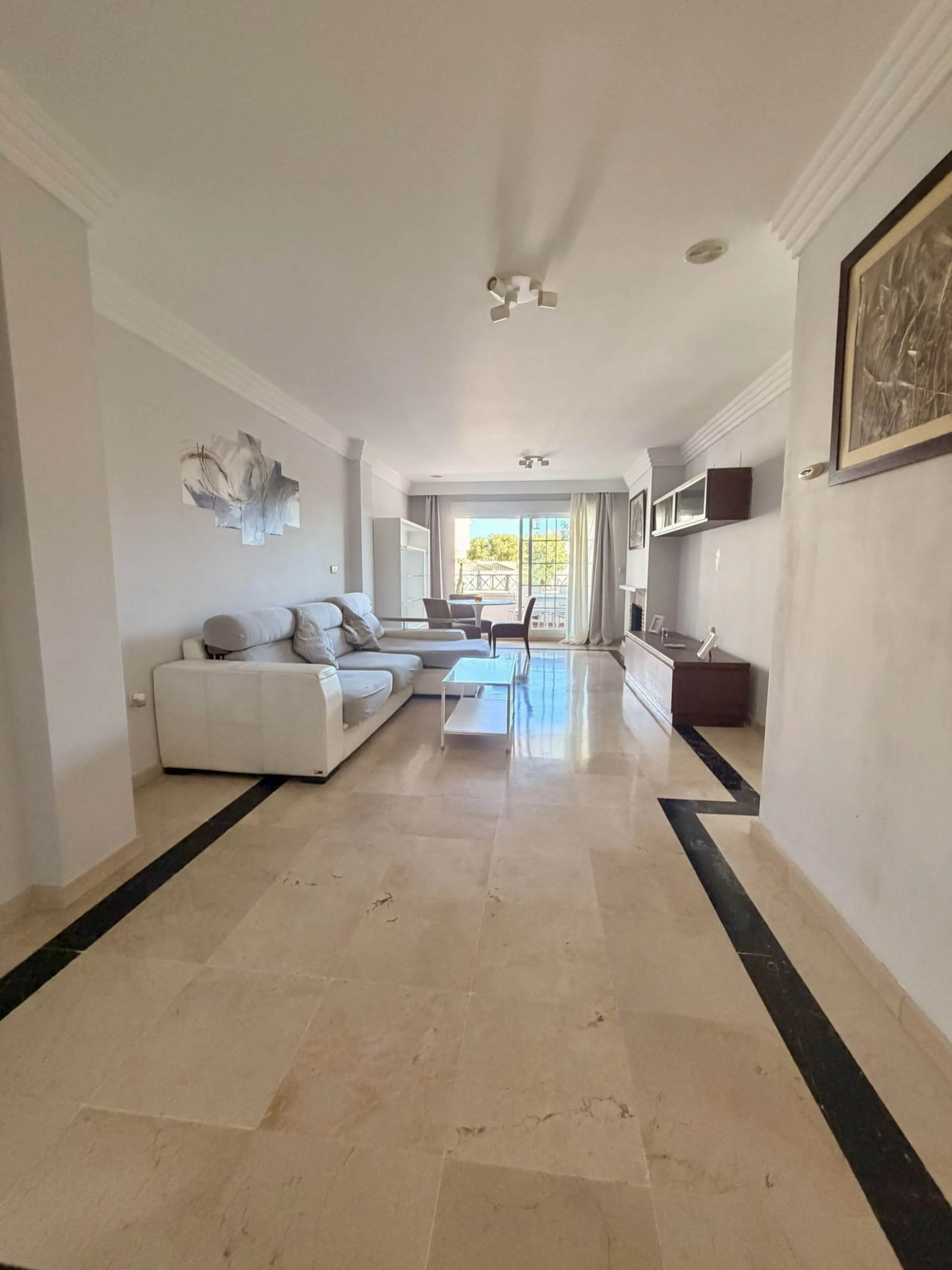 Apartment - Middle Floor Apartment в продаже в Marbella, Málaga. В доме 2 спален и 2 ванных комнат. Площадь дома 109 м²