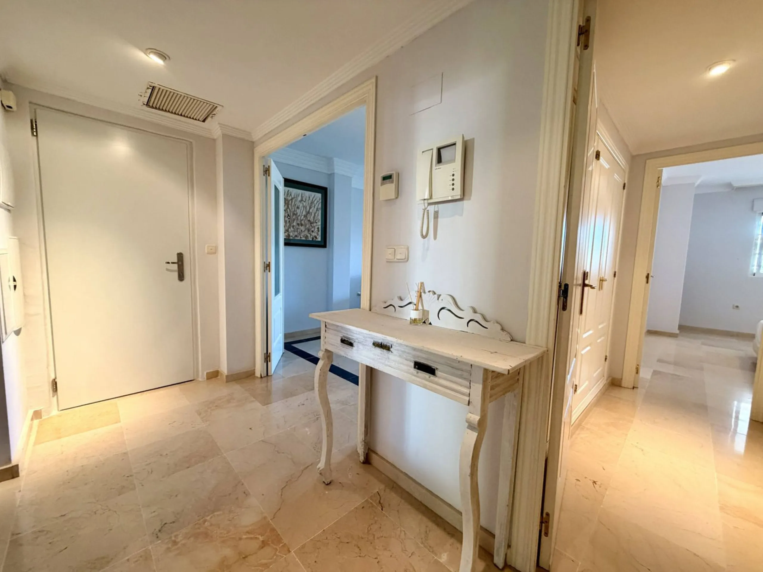 Apartment - Middle Floor Apartment в продаже в Marbella, Málaga. В доме 2 спален и 2 ванных комнат. Площадь дома 109 м²