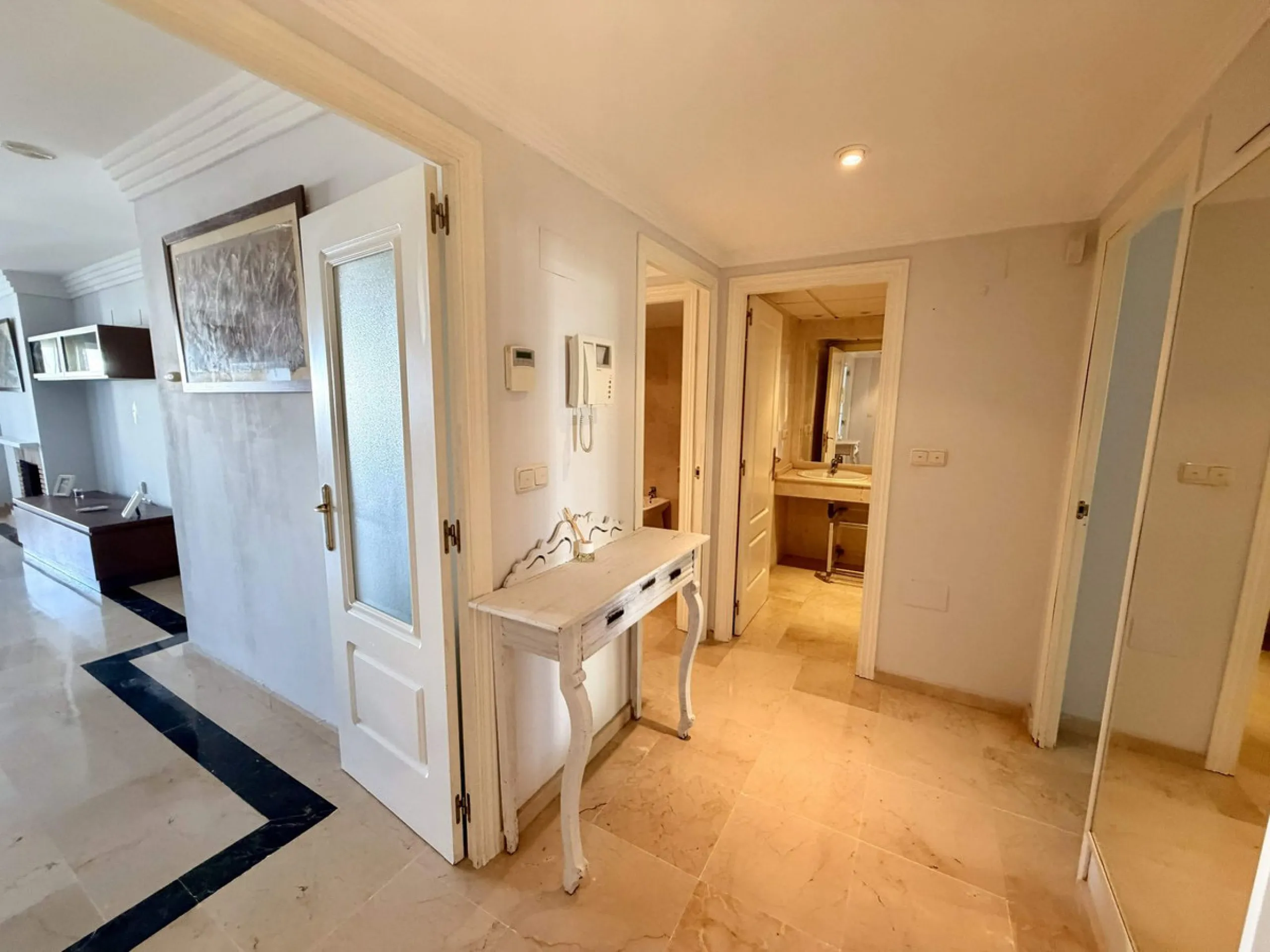 Apartment - Middle Floor Apartment в продаже в Marbella, Málaga. В доме 2 спален и 2 ванных комнат. Площадь дома 109 м²
