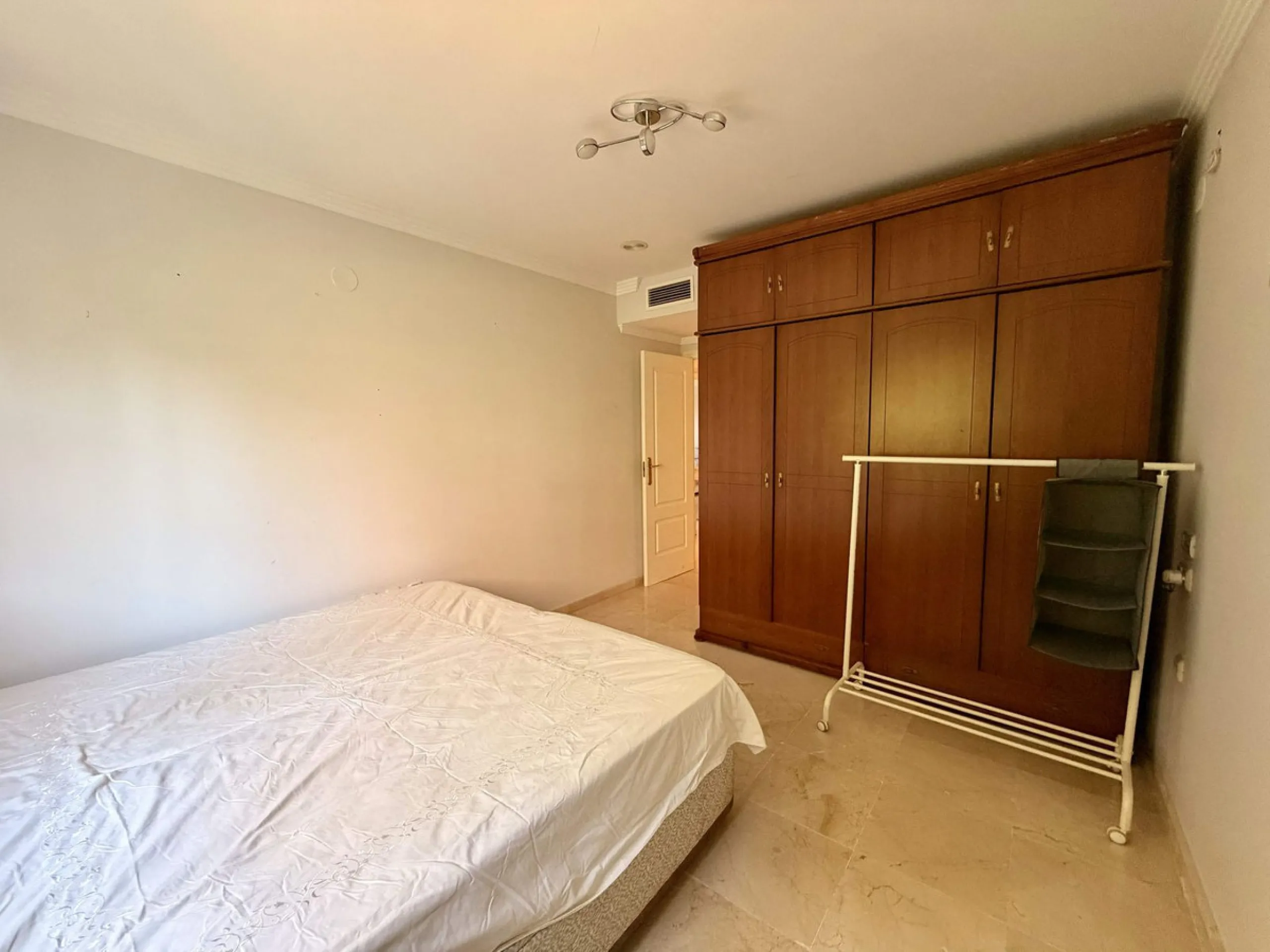 Apartment - Middle Floor Apartment в продаже в Marbella, Málaga. В доме 2 спален и 2 ванных комнат. Площадь дома 109 м²