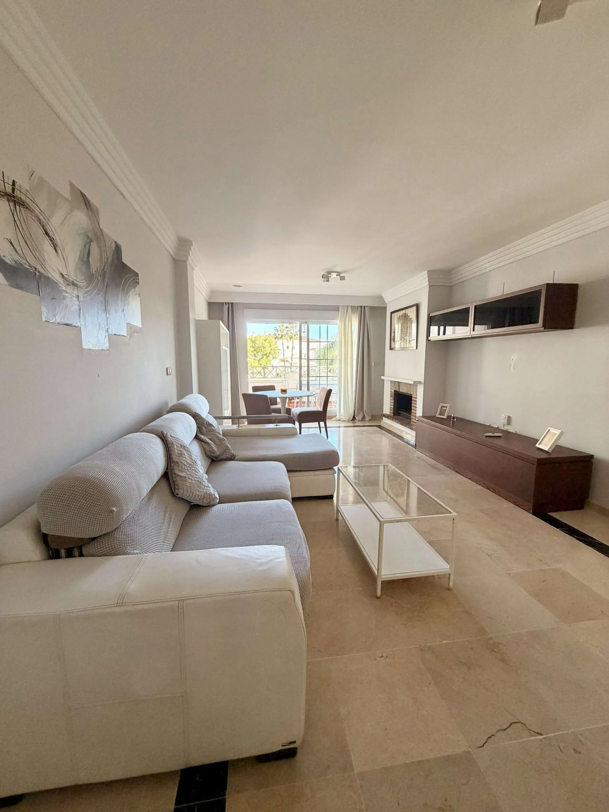 Apartment - Middle Floor Apartment в продаже в Marbella, Málaga. В доме 2 спален и 2 ванных комнат. Площадь дома 109 м²