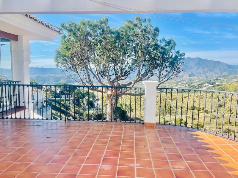 Luxury 4-Bedroom Villa with Guest Apartment & Panoramic Views in Valtocado