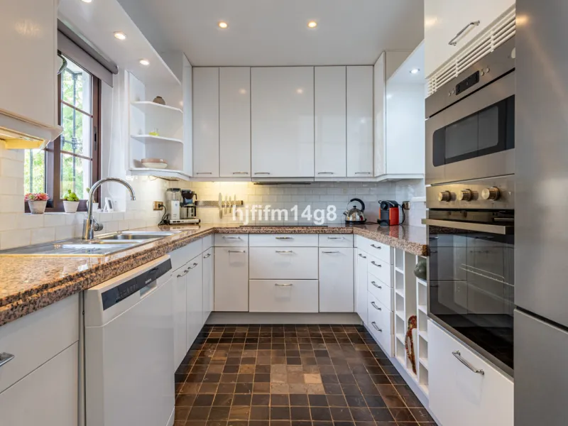 Discover a stunning apartment with the charm and feel of a townhouse in the exclusive Las Colinas de Marbella. This exceptional property, with a total of 241m² (152m² interior plus 89m² of terraces), combines space, natural light, and panoramic views, off