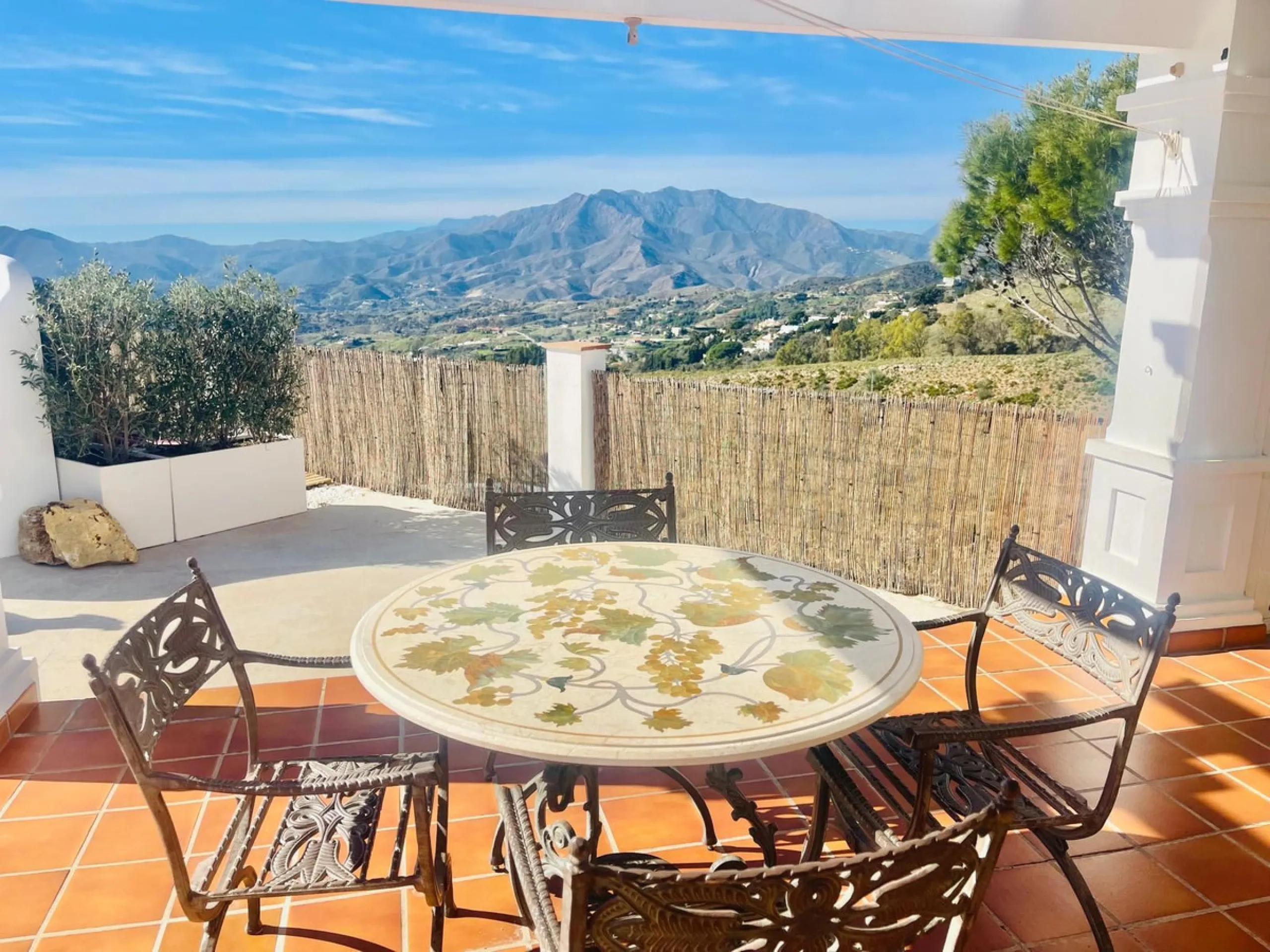 Luxury 4-Bedroom Villa with Guest Apartment & Panoramic Views in Valtocado