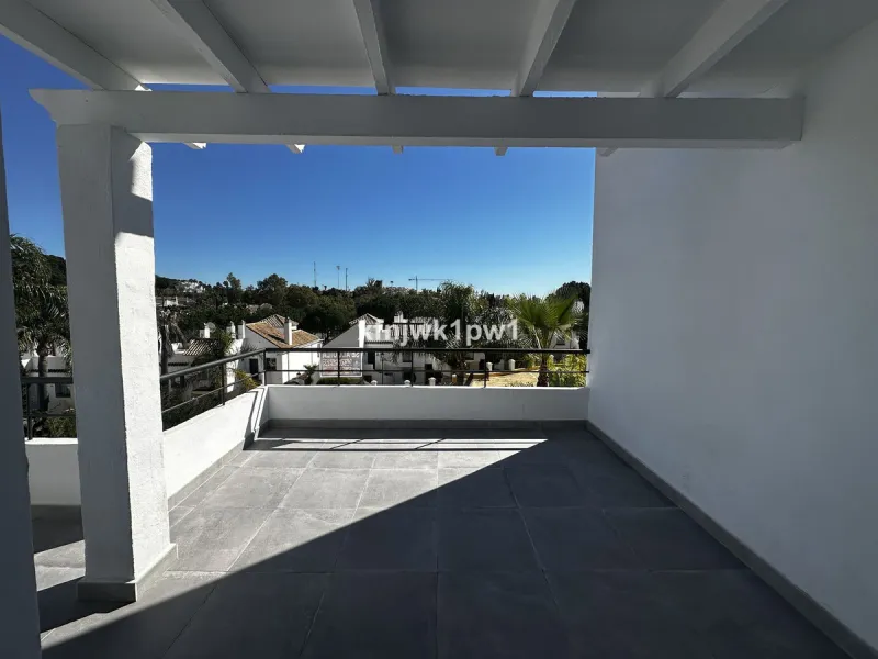 Apartment - Middle Floor Apartment в продаже в Marbella, Málaga. В доме 2 спален и 2 ванных комнат. Площадь дома 106 м²