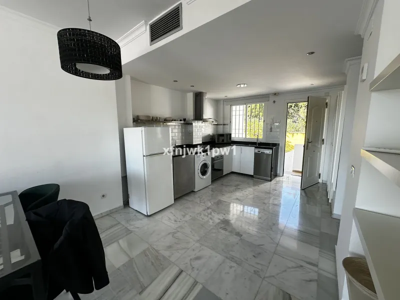 Apartment - Middle Floor Apartment в продаже в Marbella, Málaga. В доме 2 спален и 2 ванных комнат. Площадь дома 106 м²