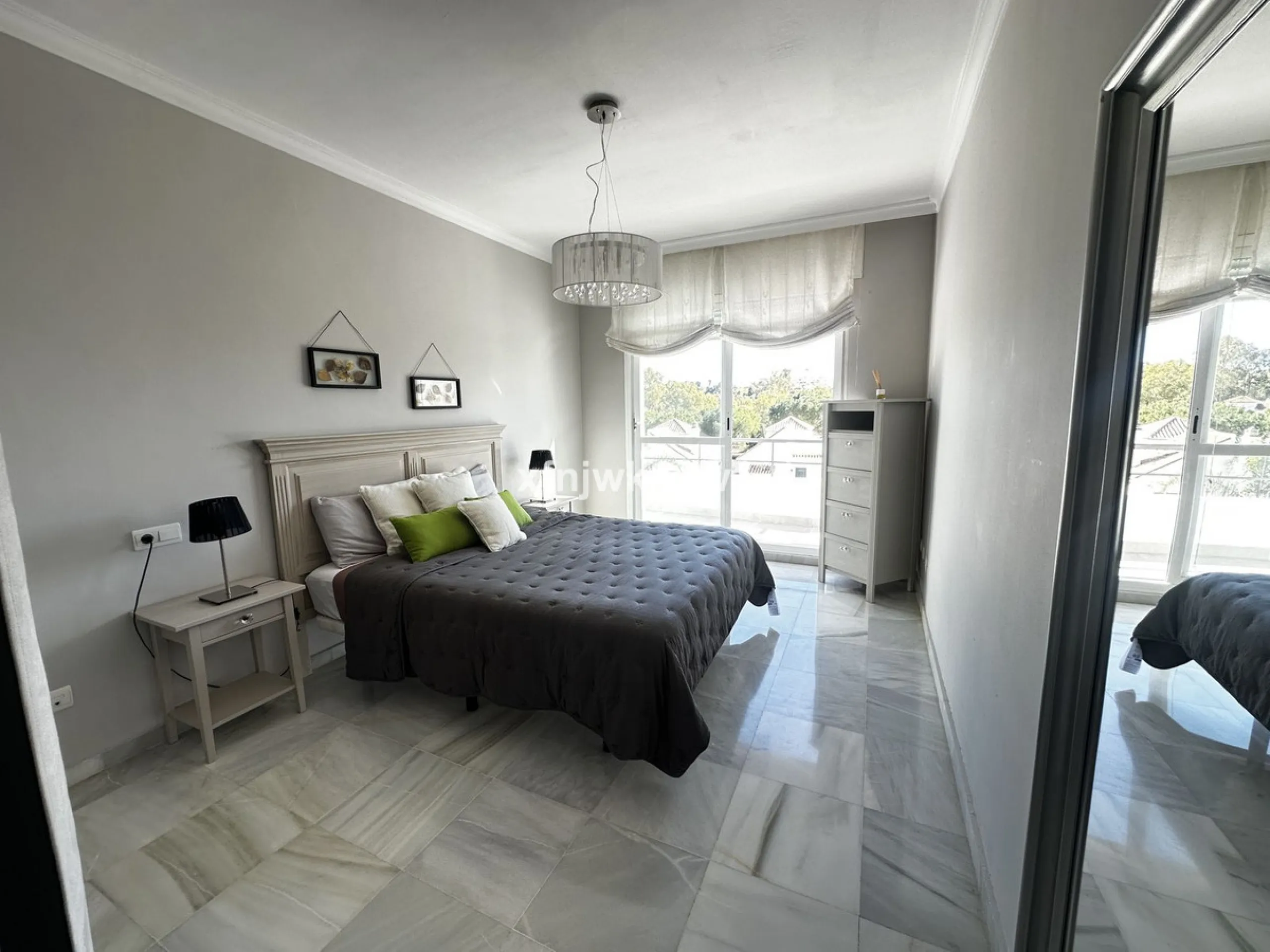 Apartment - Middle Floor Apartment в продаже в Marbella, Málaga. В доме 2 спален и 2 ванных комнат. Площадь дома 106 м²