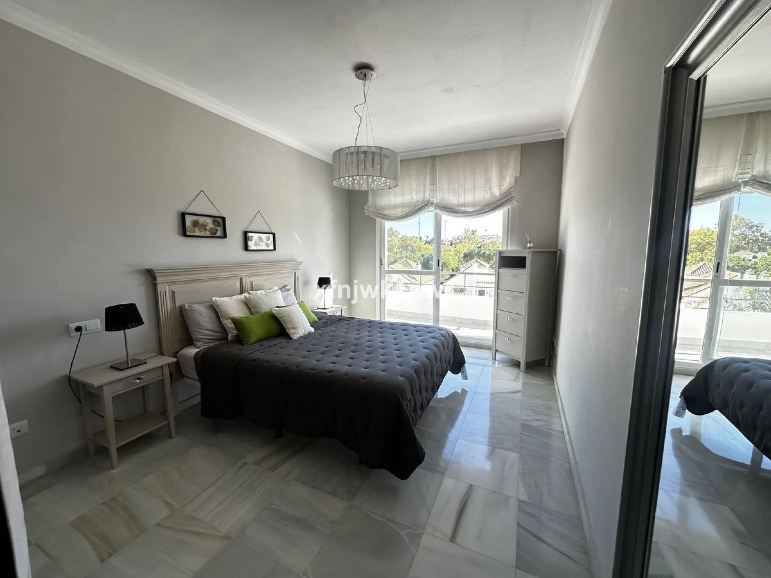 Apartment - Middle Floor Apartment в продаже в Marbella, Málaga. В доме 2 спален и 2 ванных комнат. Площадь дома 106 м²