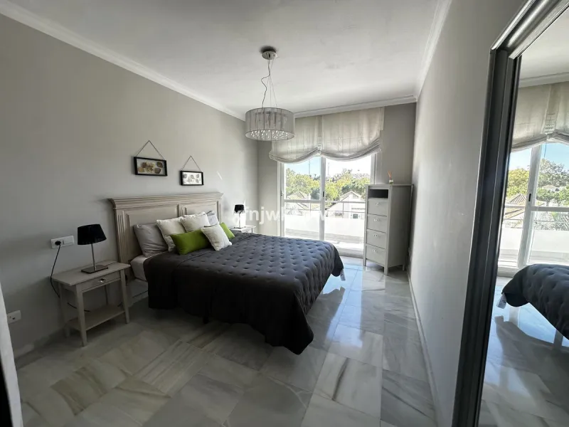 Apartment - Middle Floor Apartment в продаже в Marbella, Málaga. В доме 2 спален и 2 ванных комнат. Площадь дома 106 м²