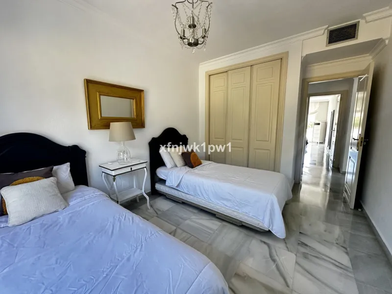 Apartment - Middle Floor Apartment в продаже в Marbella, Málaga. В доме 2 спален и 2 ванных комнат. Площадь дома 106 м²