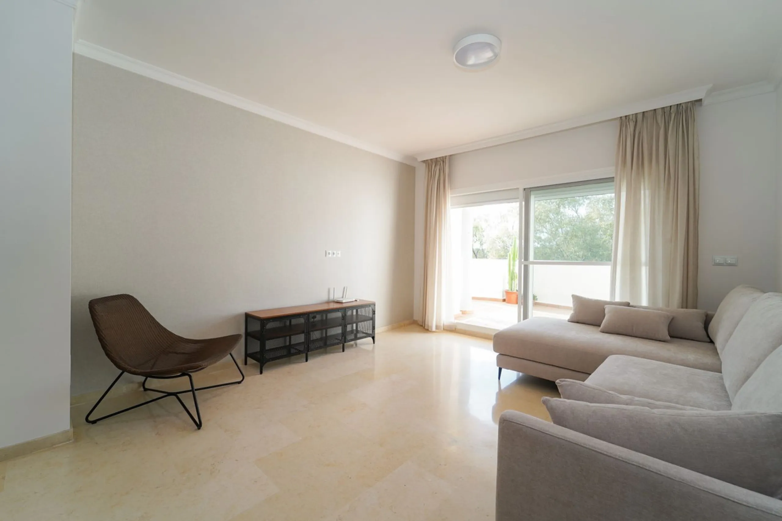 Bright and recently renovated 123 m² penthouse in the quiet area of Elviria, Marbella. The property offers two large bedrooms, two spacious bathrooms, a bright living area, fully equipped kitchen, and a private terrace with side sea and forest views. Feat