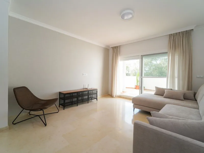 Bright and recently renovated 123 m² penthouse in the quiet area of Elviria, Marbella. The property offers two large bedrooms, two spacious bathrooms, a bright living area, fully equipped kitchen, and a private terrace with side sea and forest views. Feat