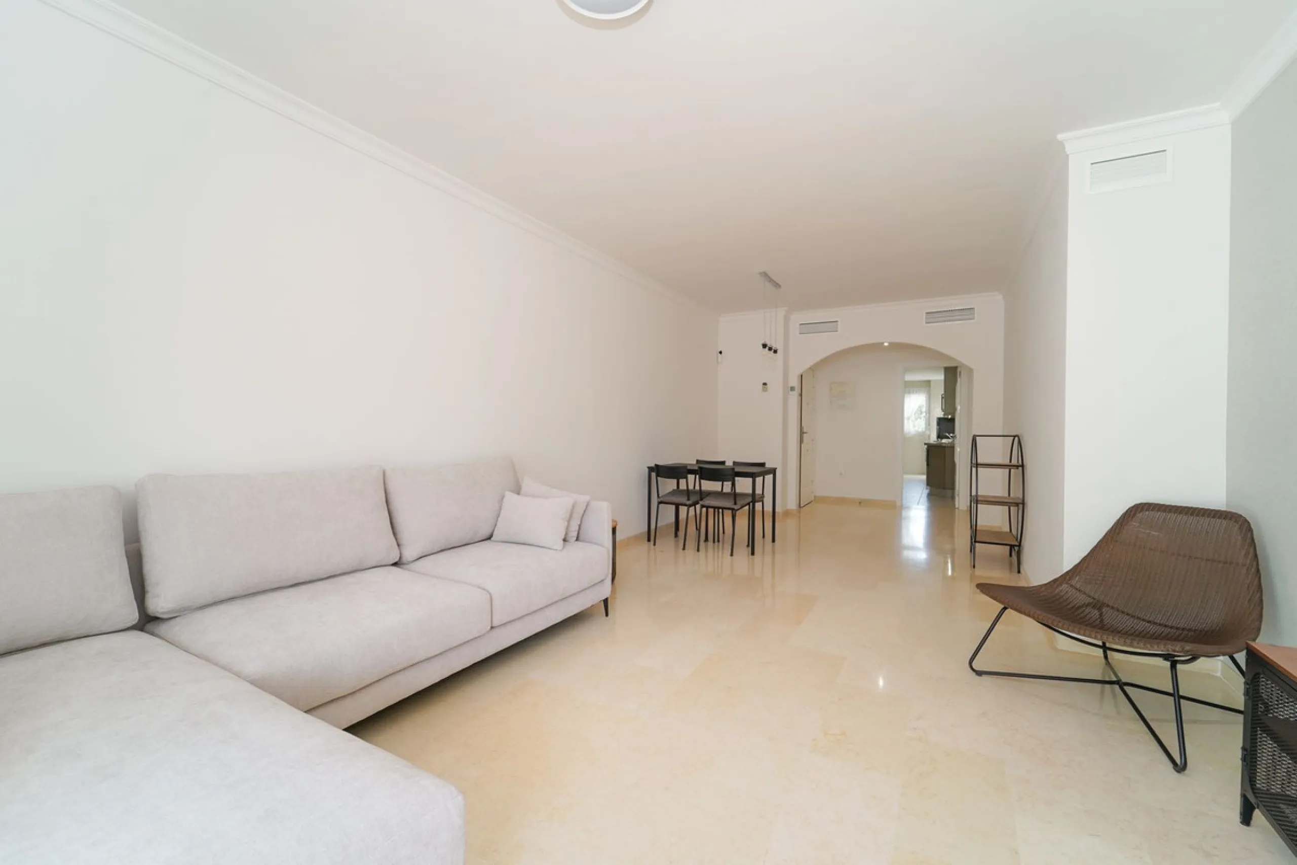 Bright and recently renovated 123 m² penthouse in the quiet area of Elviria, Marbella. The property offers two large bedrooms, two spacious bathrooms, a bright living area, fully equipped kitchen, and a private terrace with side sea and forest views. Feat