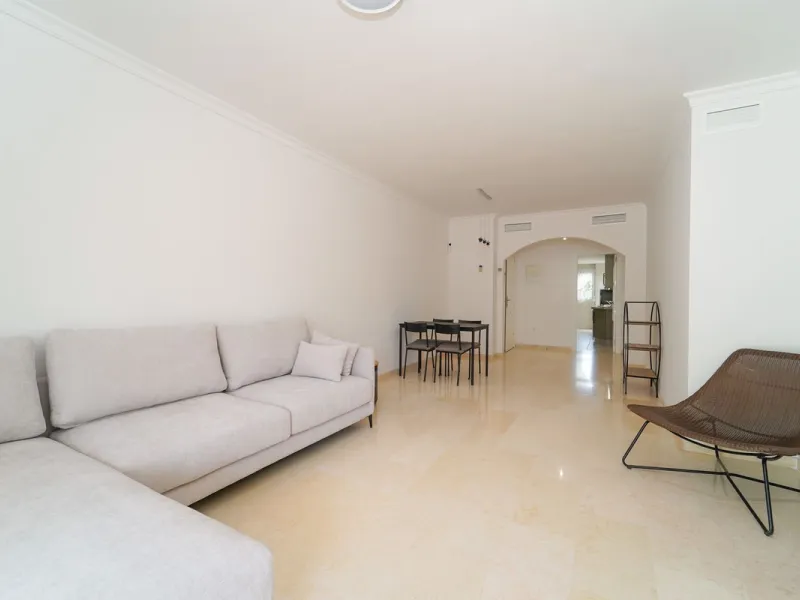 Bright and recently renovated 123 m² penthouse in the quiet area of Elviria, Marbella. The property offers two large bedrooms, two spacious bathrooms, a bright living area, fully equipped kitchen, and a private terrace with side sea and forest views. Feat