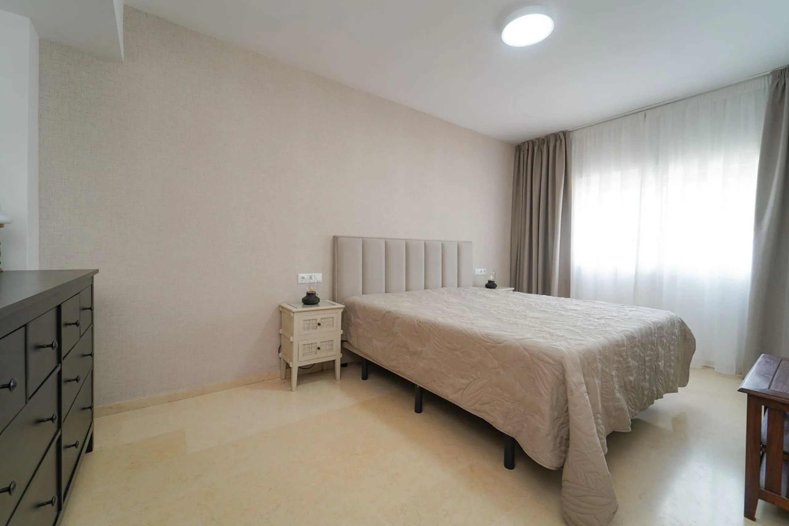 Bright and recently renovated 123 m² penthouse in the quiet area of Elviria, Marbella. The property offers two large bedrooms, two spacious bathrooms, a bright living area, fully equipped kitchen, and a private terrace with side sea and forest views. Feat