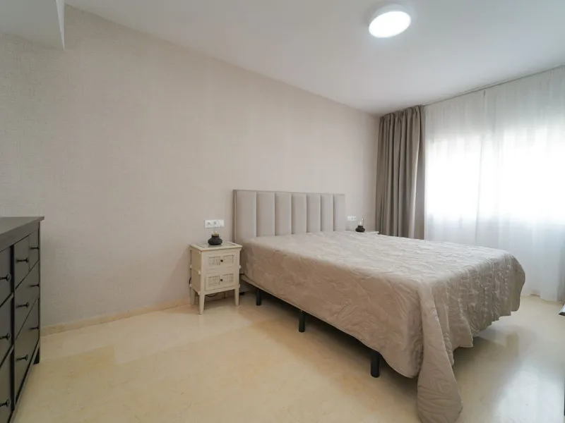 Bright and recently renovated 123 m² penthouse in the quiet area of Elviria, Marbella. The property offers two large bedrooms, two spacious bathrooms, a bright living area, fully equipped kitchen, and a private terrace with side sea and forest views. Feat