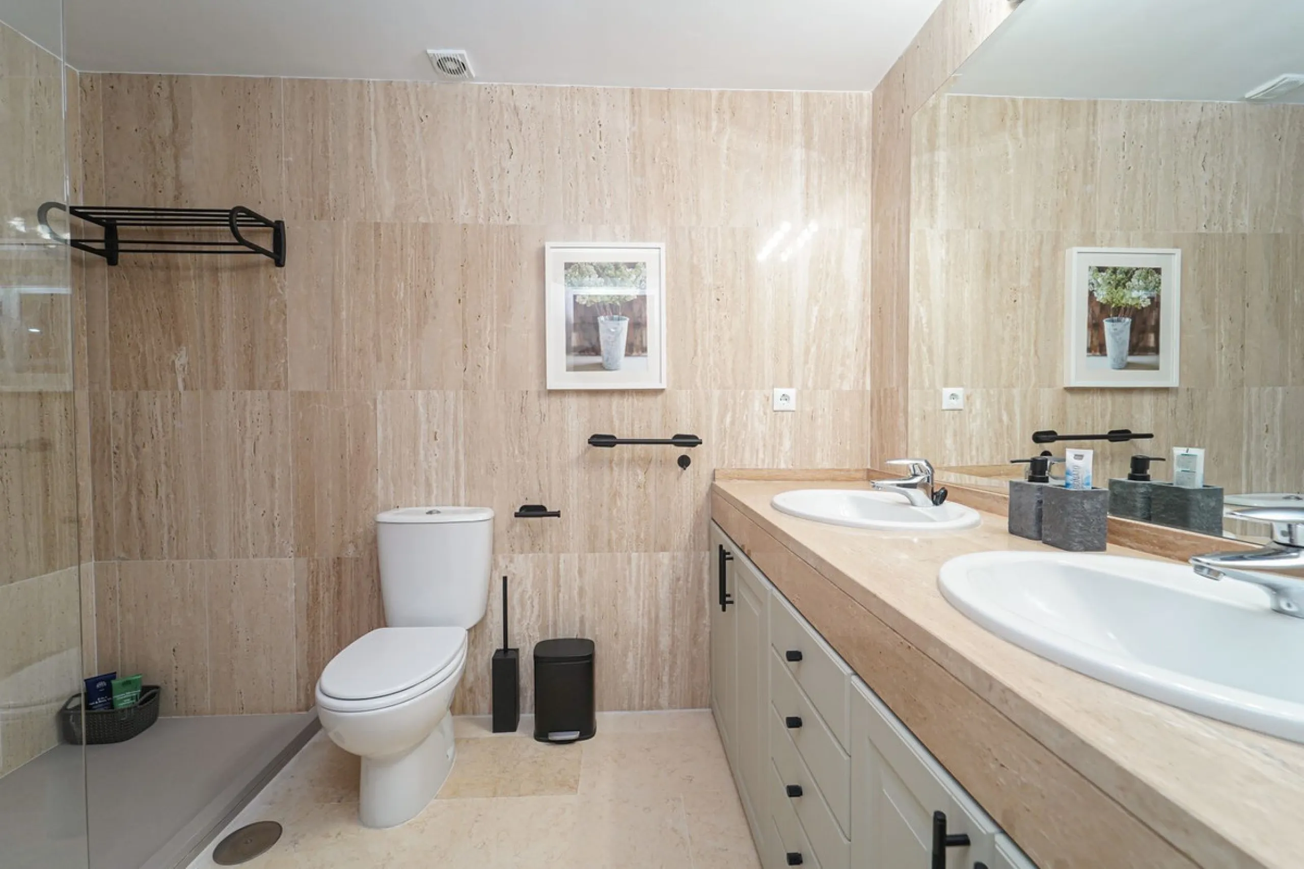 Bright and recently renovated 123 m² penthouse in the quiet area of Elviria, Marbella. The property offers two large bedrooms, two spacious bathrooms, a bright living area, fully equipped kitchen, and a private terrace with side sea and forest views. Feat