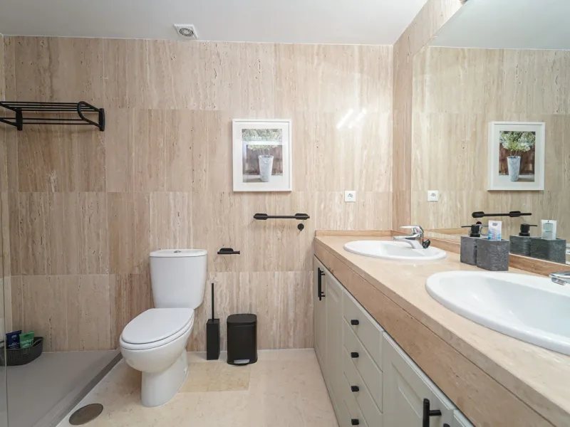 Bright and recently renovated 123 m² penthouse in the quiet area of Elviria, Marbella. The property offers two large bedrooms, two spacious bathrooms, a bright living area, fully equipped kitchen, and a private terrace with side sea and forest views. Feat