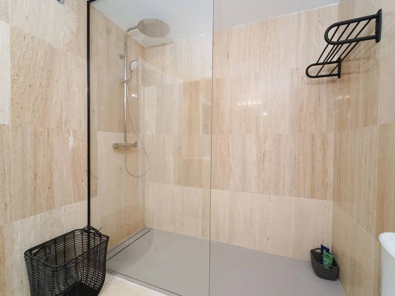 Bright and recently renovated 123 m² penthouse in the quiet area of Elviria, Marbella. The property offers two large bedrooms, two spacious bathrooms, a bright living area, fully equipped kitchen, and a private terrace with side sea and forest views. Feat
