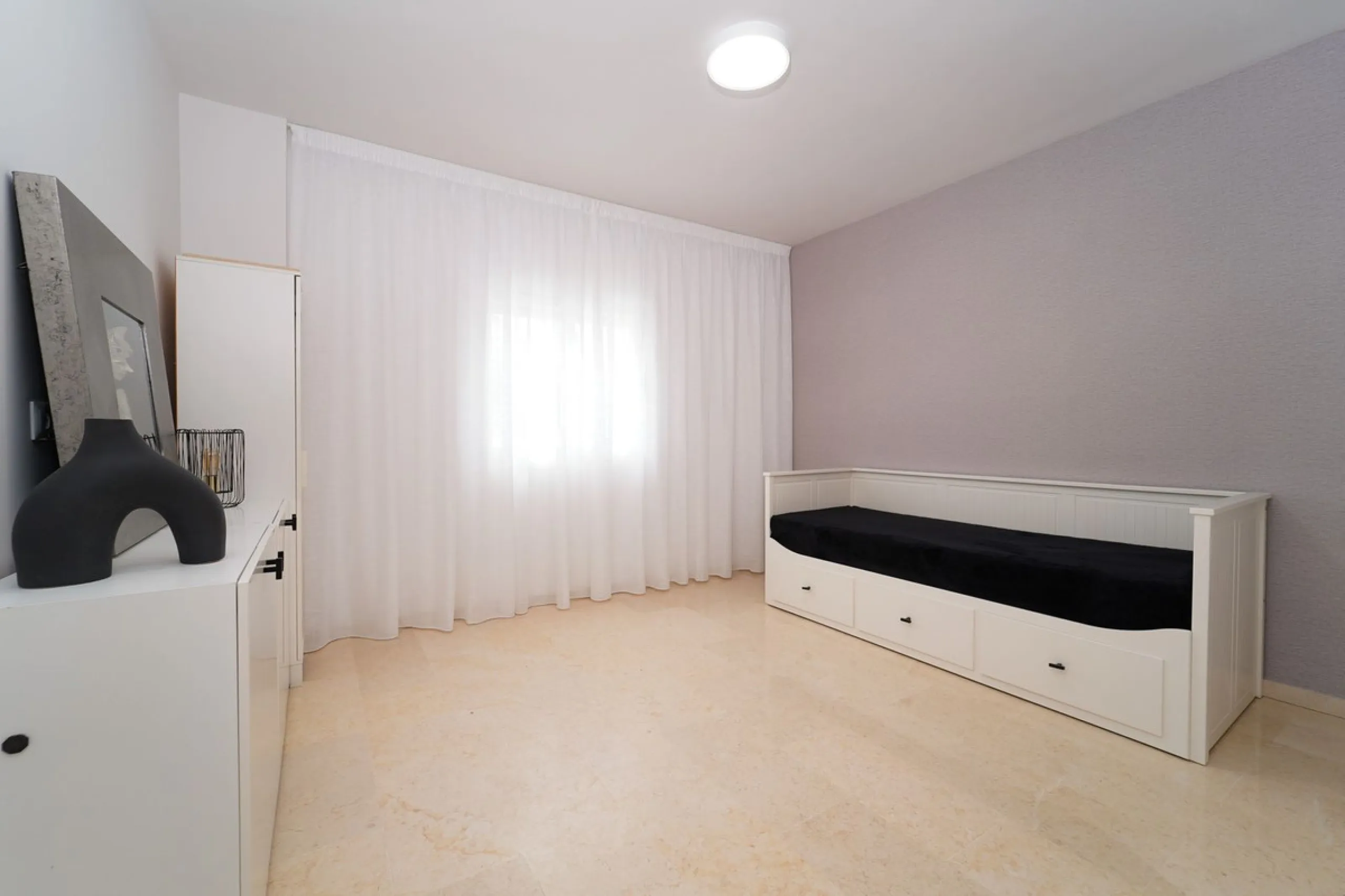 Bright and recently renovated 123 m² penthouse in the quiet area of Elviria, Marbella. The property offers two large bedrooms, two spacious bathrooms, a bright living area, fully equipped kitchen, and a private terrace with side sea and forest views. Feat