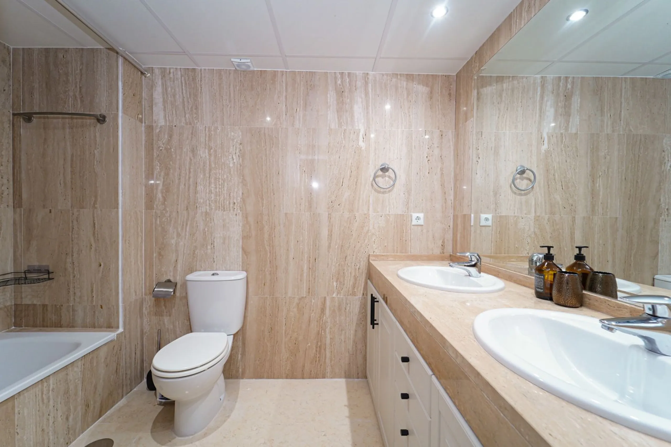 Bright and recently renovated 123 m² penthouse in the quiet area of Elviria, Marbella. The property offers two large bedrooms, two spacious bathrooms, a bright living area, fully equipped kitchen, and a private terrace with side sea and forest views. Feat