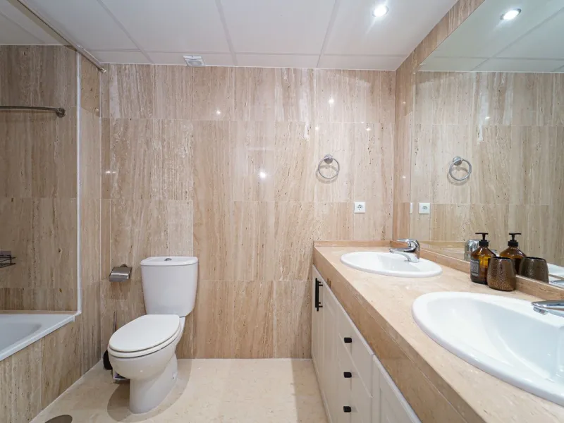 Bright and recently renovated 123 m² penthouse in the quiet area of Elviria, Marbella. The property offers two large bedrooms, two spacious bathrooms, a bright living area, fully equipped kitchen, and a private terrace with side sea and forest views. Feat
