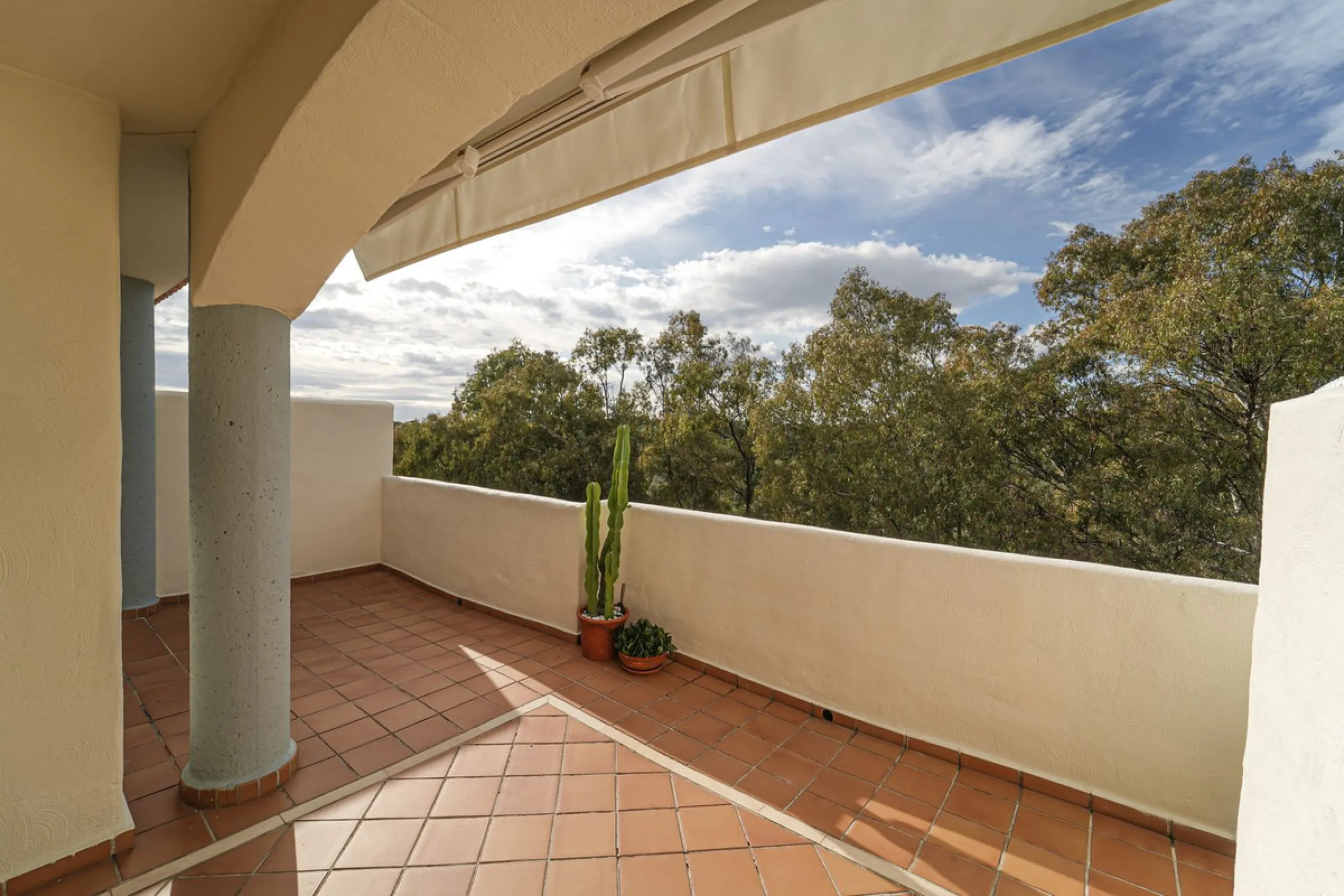 Bright and recently renovated 123 m² penthouse in the quiet area of Elviria, Marbella. The property offers two large bedrooms, two spacious bathrooms, a bright living area, fully equipped kitchen, and a private terrace with side sea and forest views. Feat