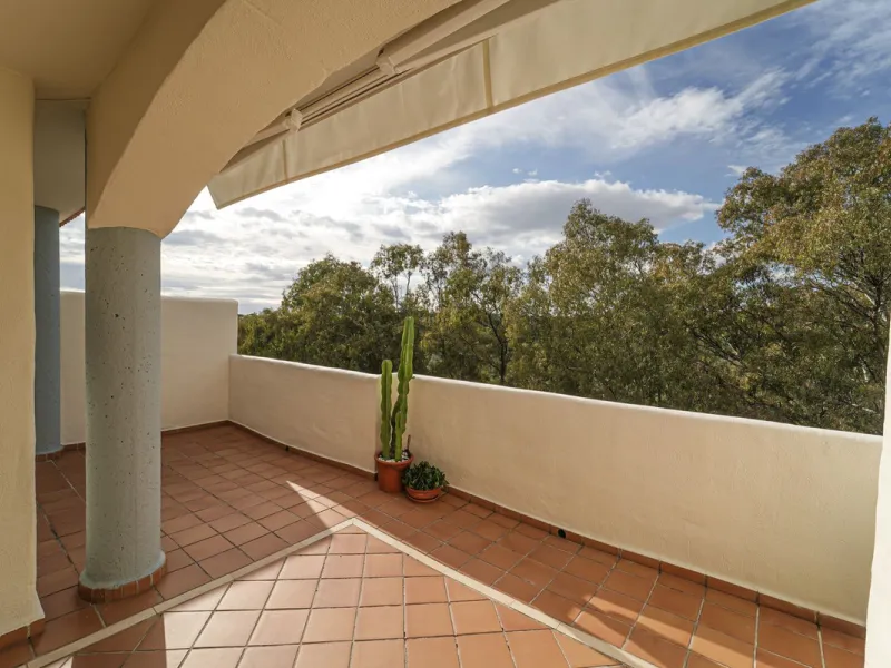 Bright and recently renovated 123 m² penthouse in the quiet area of Elviria, Marbella. The property offers two large bedrooms, two spacious bathrooms, a bright living area, fully equipped kitchen, and a private terrace with side sea and forest views. Feat
