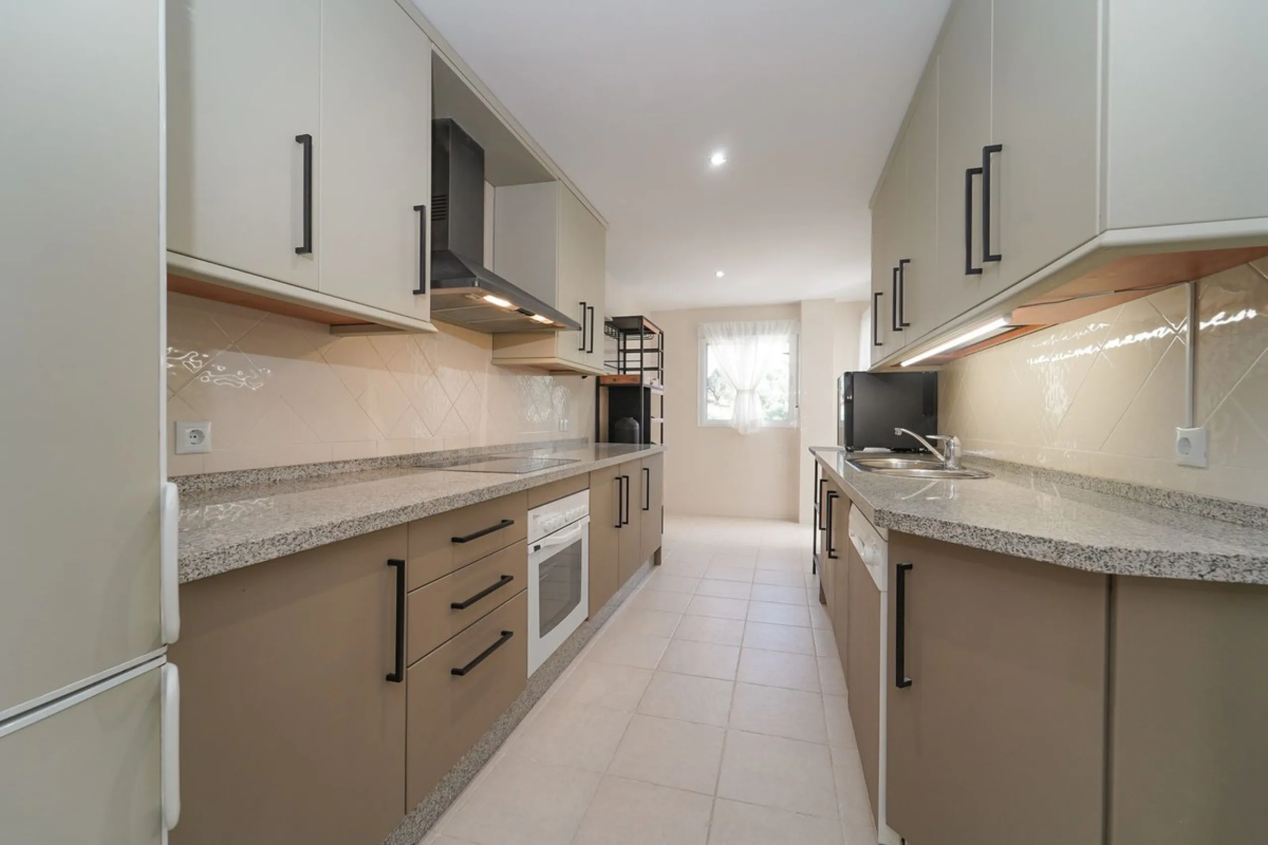 Bright and recently renovated 123 m² penthouse in the quiet area of Elviria, Marbella. The property offers two large bedrooms, two spacious bathrooms, a bright living area, fully equipped kitchen, and a private terrace with side sea and forest views. Feat