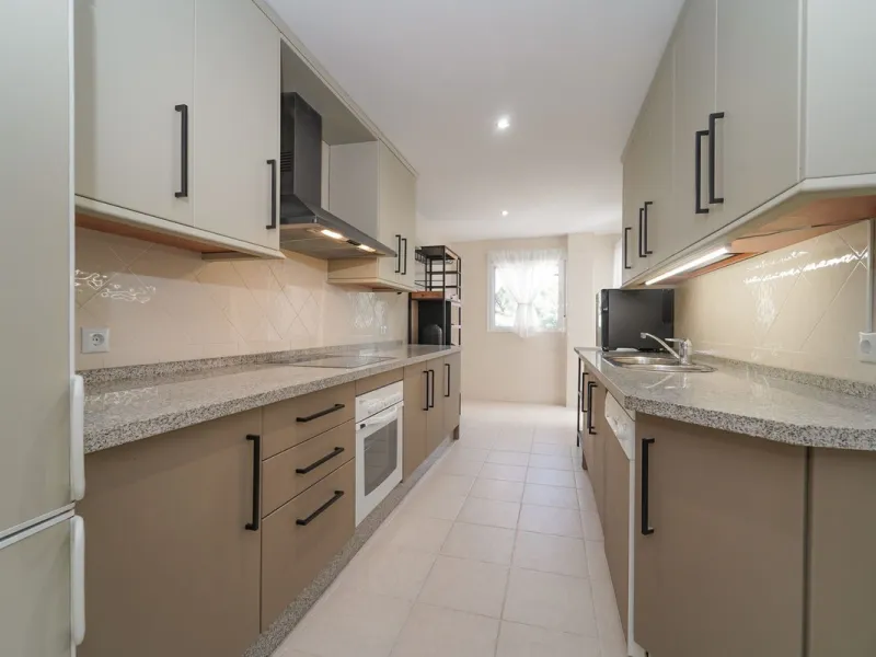 Bright and recently renovated 123 m² penthouse in the quiet area of Elviria, Marbella. The property offers two large bedrooms, two spacious bathrooms, a bright living area, fully equipped kitchen, and a private terrace with side sea and forest views. Feat
