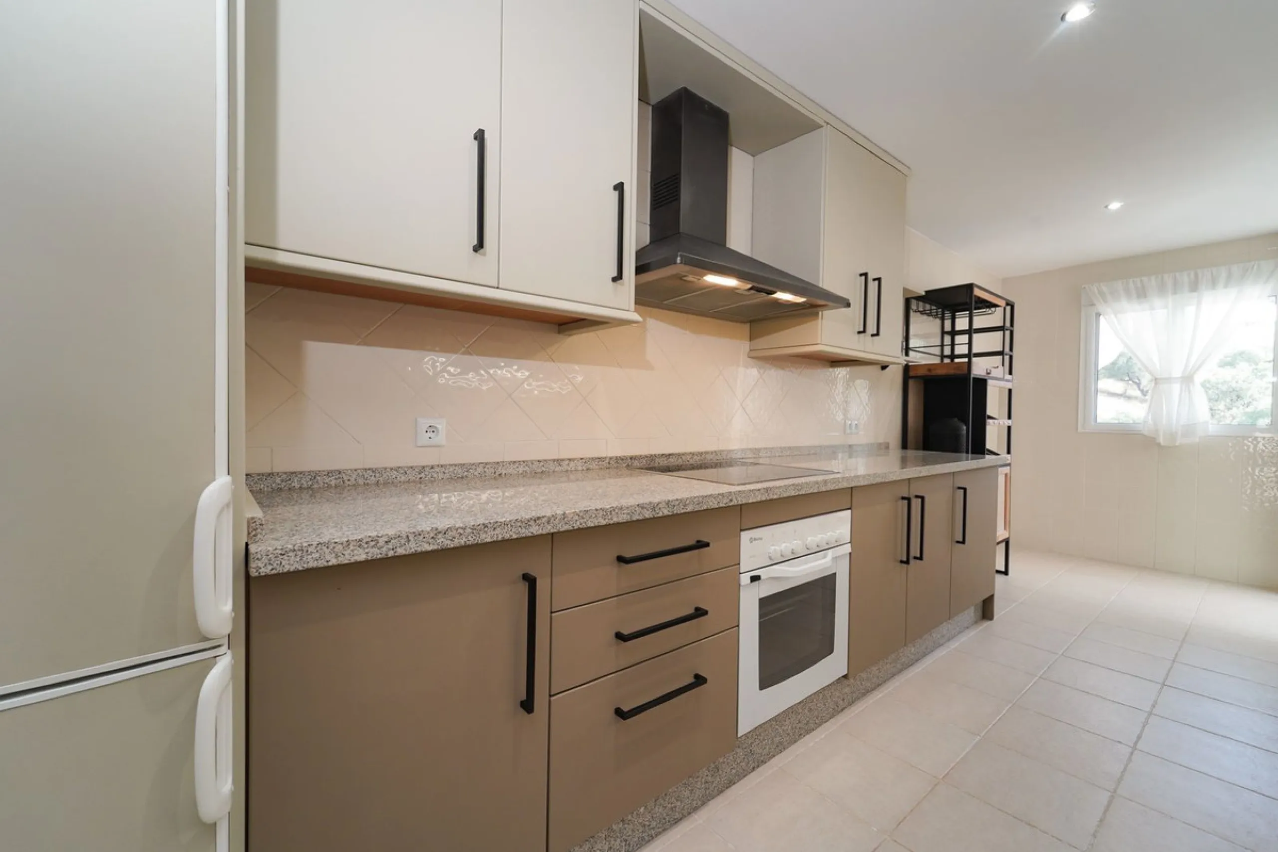Bright and recently renovated 123 m² penthouse in the quiet area of Elviria, Marbella. The property offers two large bedrooms, two spacious bathrooms, a bright living area, fully equipped kitchen, and a private terrace with side sea and forest views. Feat