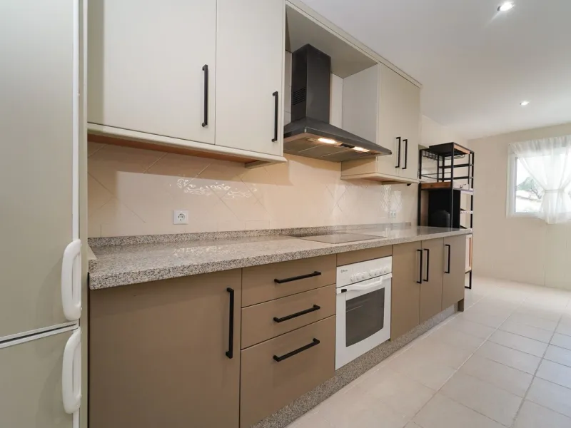 Bright and recently renovated 123 m² penthouse in the quiet area of Elviria, Marbella. The property offers two large bedrooms, two spacious bathrooms, a bright living area, fully equipped kitchen, and a private terrace with side sea and forest views. Feat