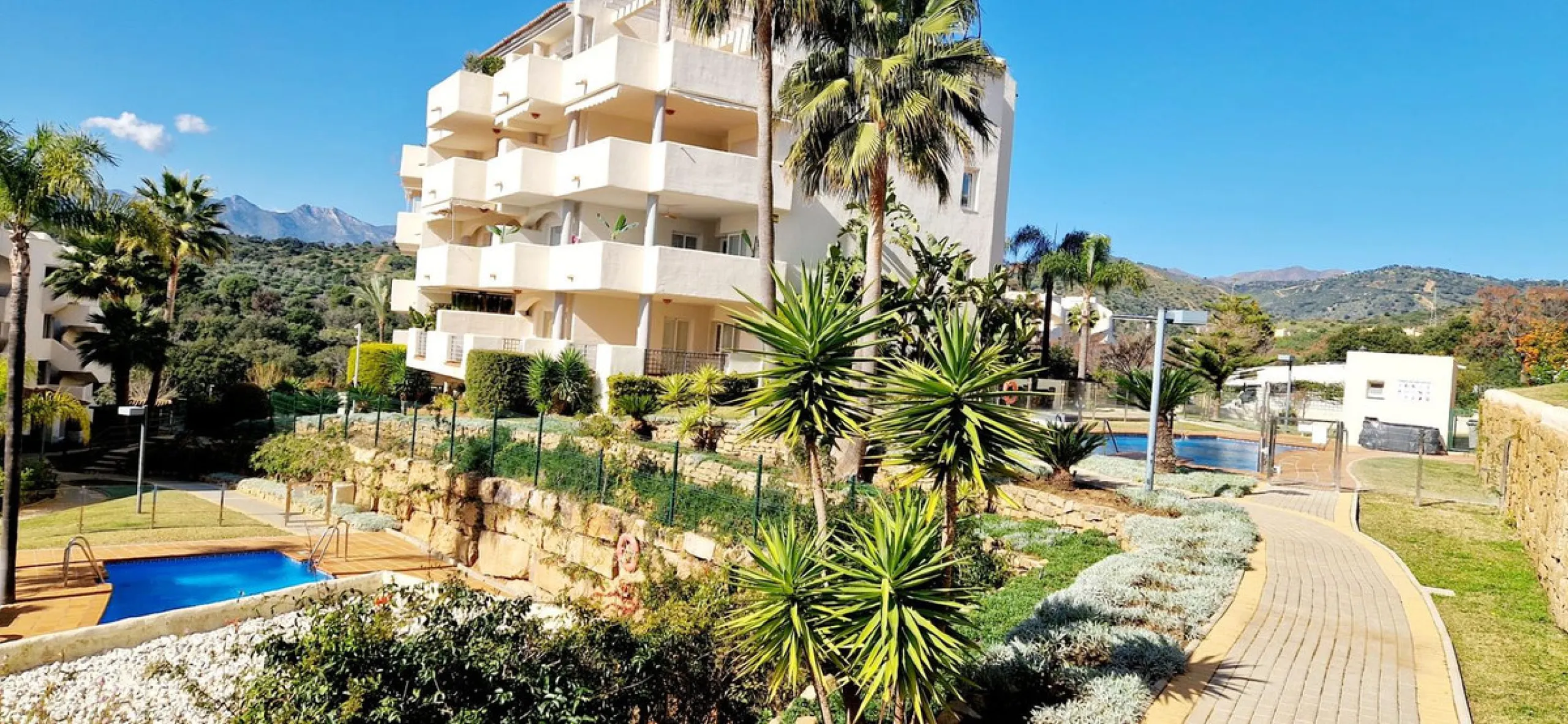 Bright and recently renovated 123 m² penthouse in the quiet area of Elviria, Marbella. The property offers two large bedrooms, two spacious bathrooms, a bright living area, fully equipped kitchen, and a private terrace with side sea and forest views. Feat