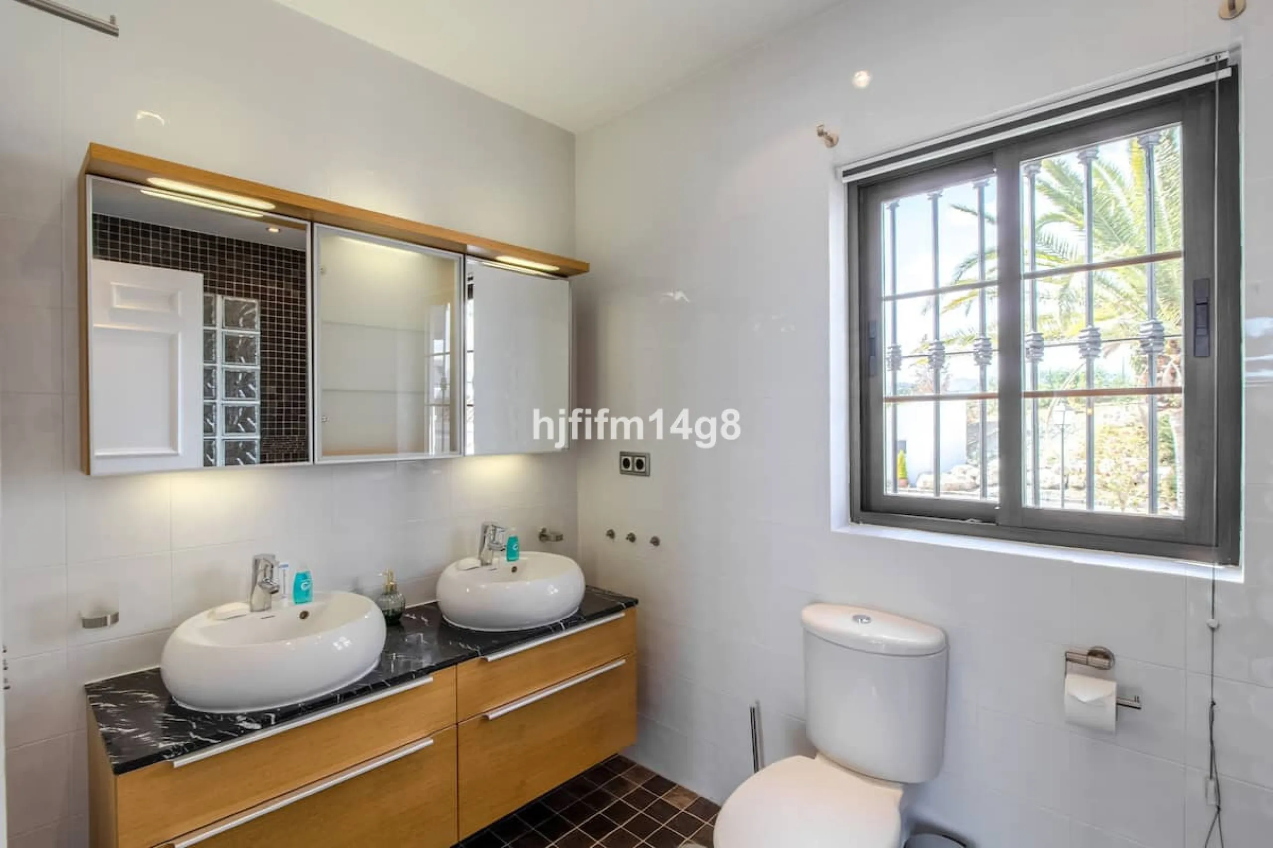 Discover a stunning apartment with the charm and feel of a townhouse in the exclusive Las Colinas de Marbella. This exceptional property, with a total of 241m² (152m² interior plus 89m² of terraces), combines space, natural light, and panoramic views, off