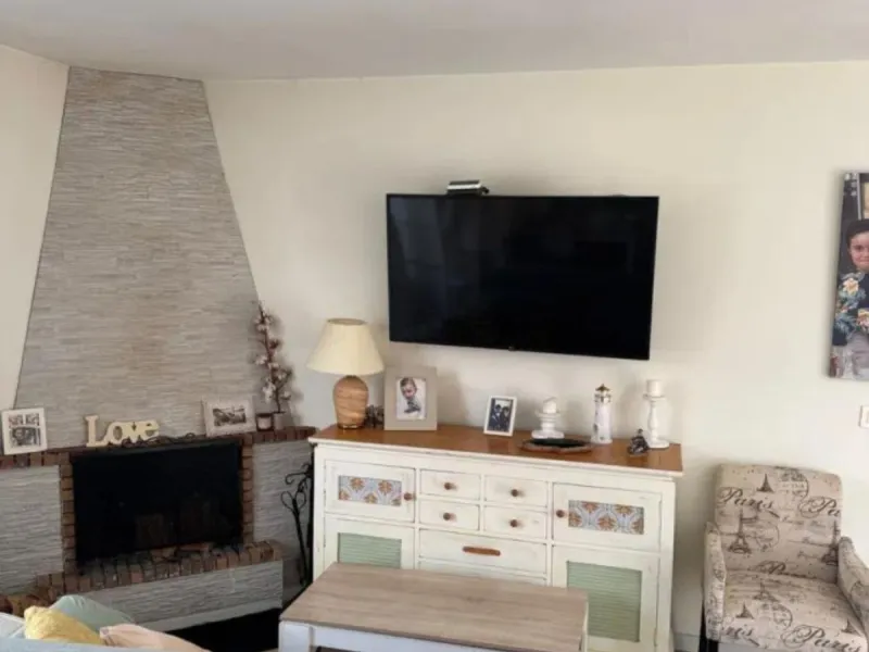 Townhouse for sale in Rio Real, renovated 3 years ago, with laminate flooring, PVC windows, air conditioning on the ground floor, and an open fireplace. With two bedrooms with sloping ceilings that give a sense of spaciousness and a rustic touch. A full b