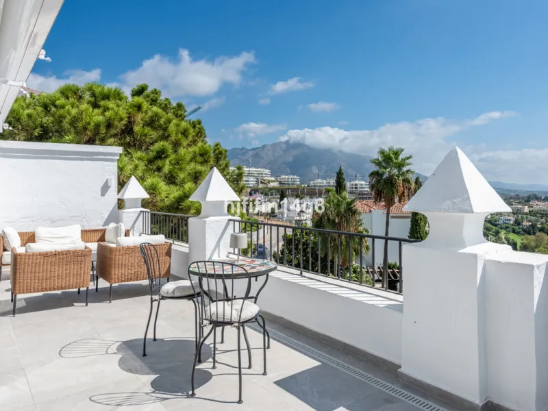 Discover a stunning apartment with the charm and feel of a townhouse in the exclusive Las Colinas de Marbella. This exceptional property, with a total of 241m² (152m² interior plus 89m² of terraces), combines space, natural light, and panoramic views, off