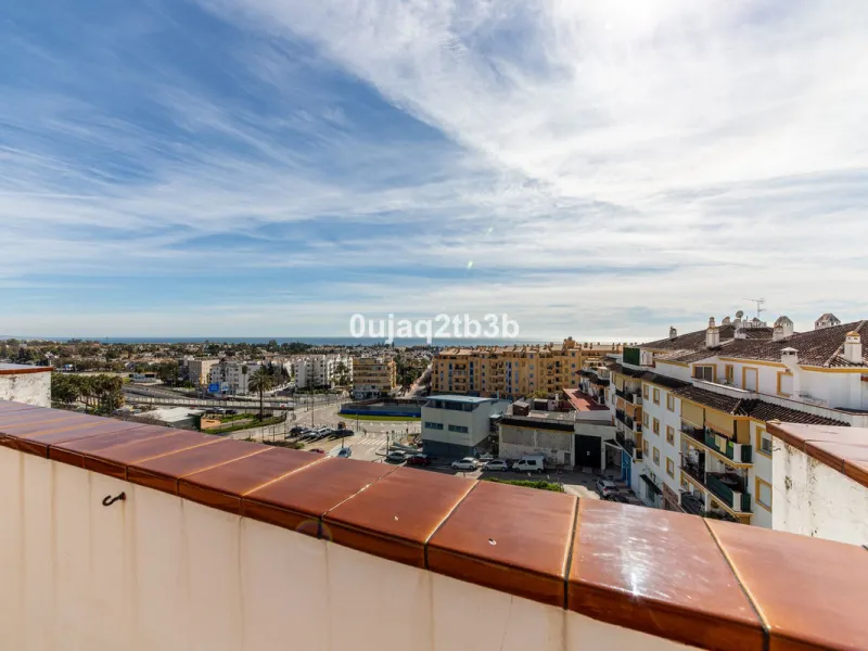 Magnificent penthouse in San Pedro de Alcántara, located in a well-established area with all amenities within walking distance, including shops, landscaped areas, schools and the town centre. The property offers easy and convenient access by car, making i