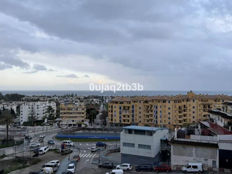 Magnificent penthouse in San Pedro de Alcántara, located in a well-established area with all amenities within walking distance, including shops, landscaped areas, schools and the town centre. The property offers easy and convenient access by car, making i