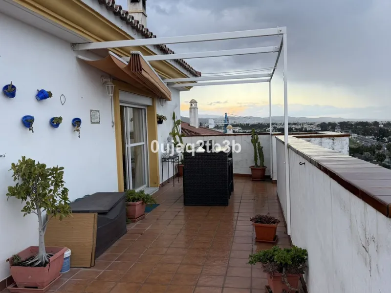 Magnificent penthouse in San Pedro de Alcántara, located in a well-established area with all amenities within walking distance, including shops, landscaped areas, schools and the town centre. The property offers easy and convenient access by car, making i